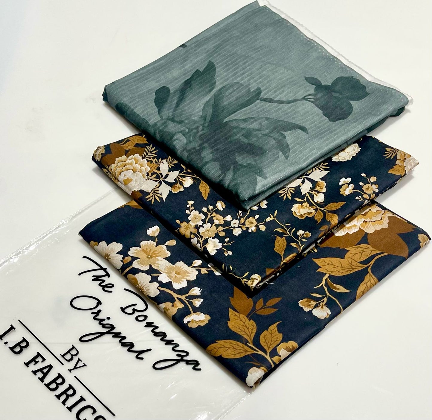 3 pc branded lawn suit, cash on delivery